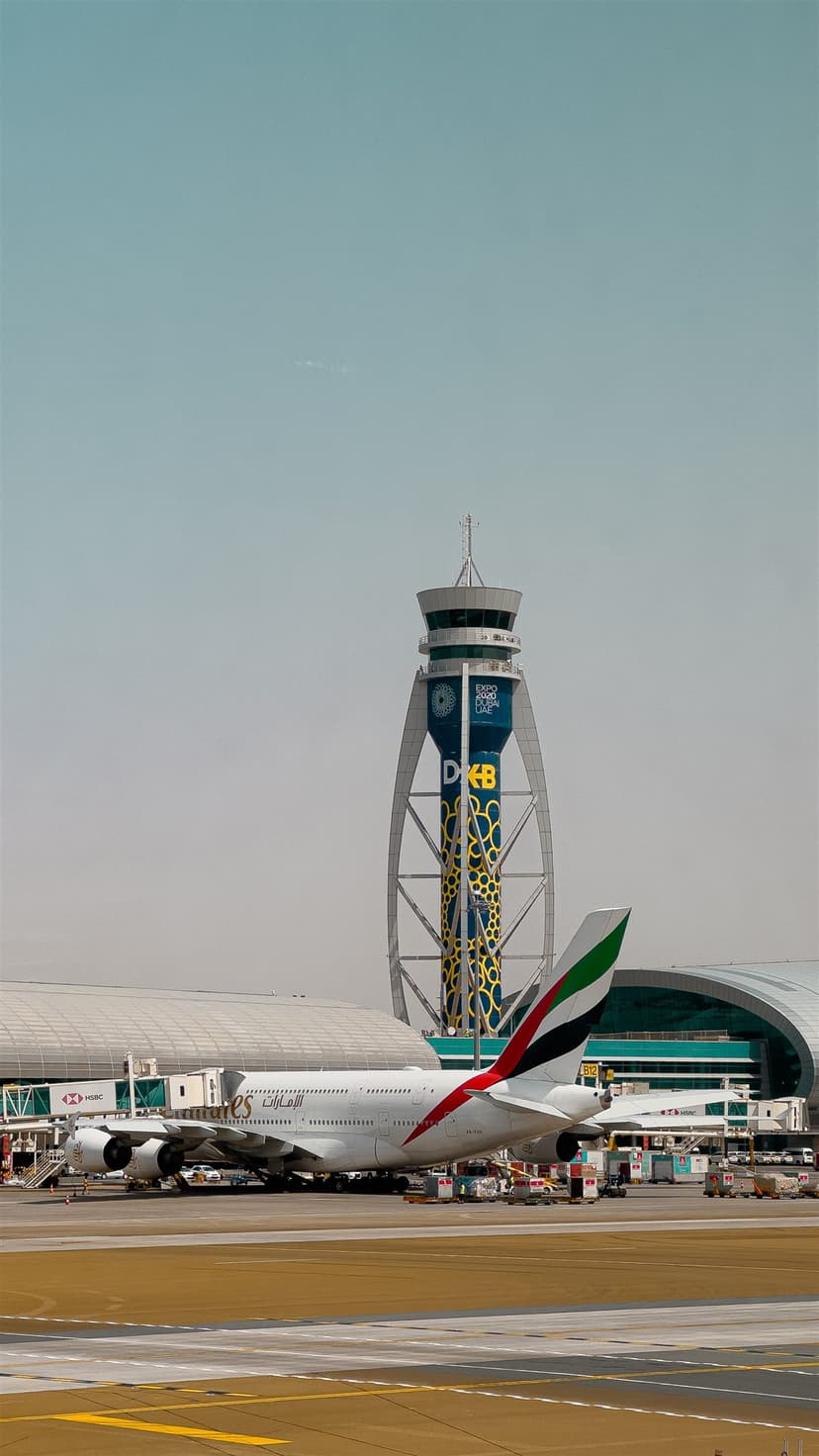 Avion Emirates et tour de contrôle de l’aéroport international de Dubaï