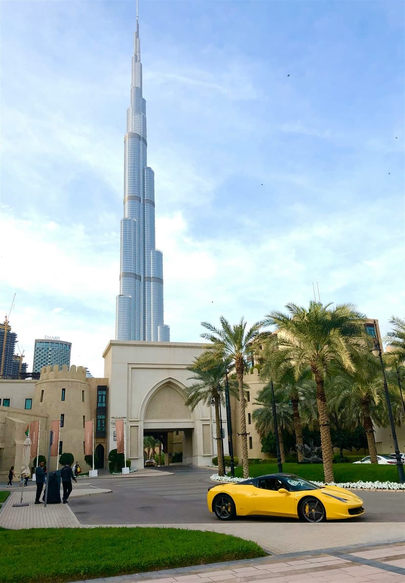 Voiture de prestige devant le Burj Khalifa