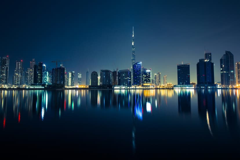 Skyline nocturne de Dubaï et Burj Khalifa