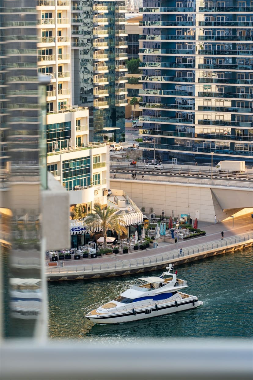 Yacht de prestige naviguant dans Dubai Marina