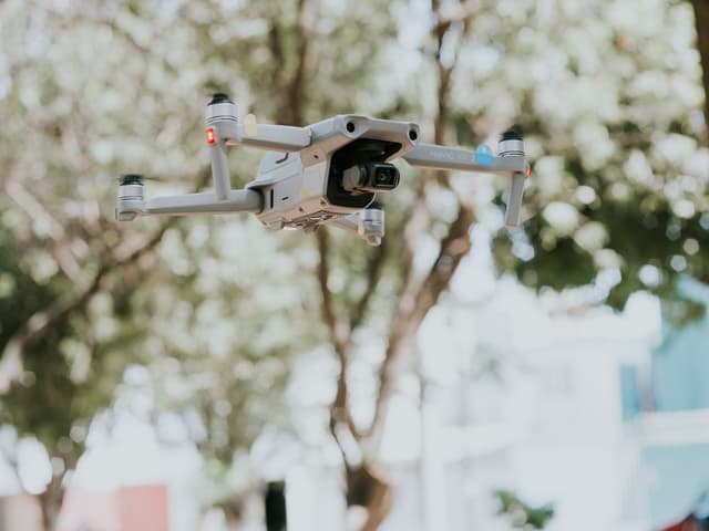 Drone compact vu de près, bras repliables